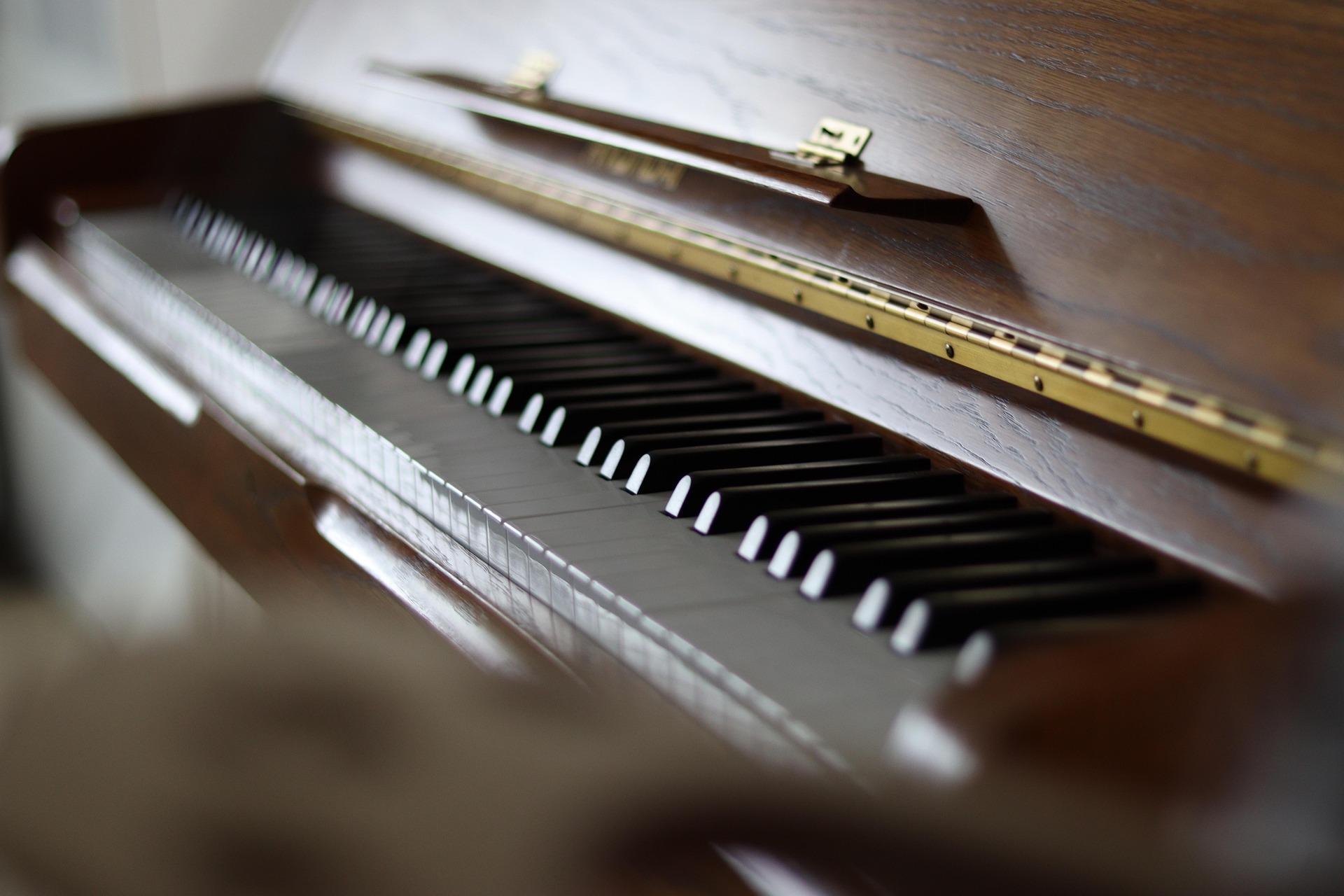 Piano droit dans un coin de salle feutré