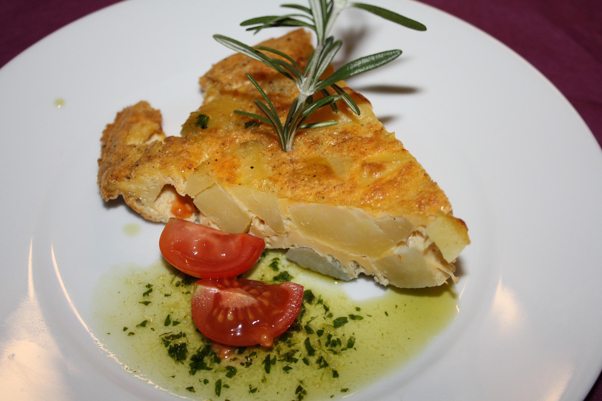 Tortilla provençale au basilic, coupée en parts